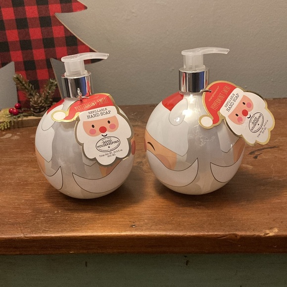 NWT-Set of 2- Peppermint Swirl Scented-Santa 🎅🏻 Hand Soap Dispensers 16.9/bottle - Picture 6 of 16